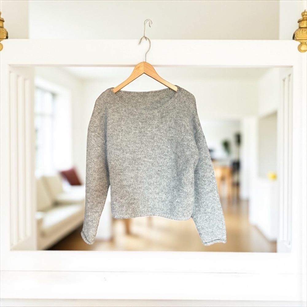 Women’s Light to Medium Gray 100% Mohair Crew Neck Pull Over Sweater | Size M